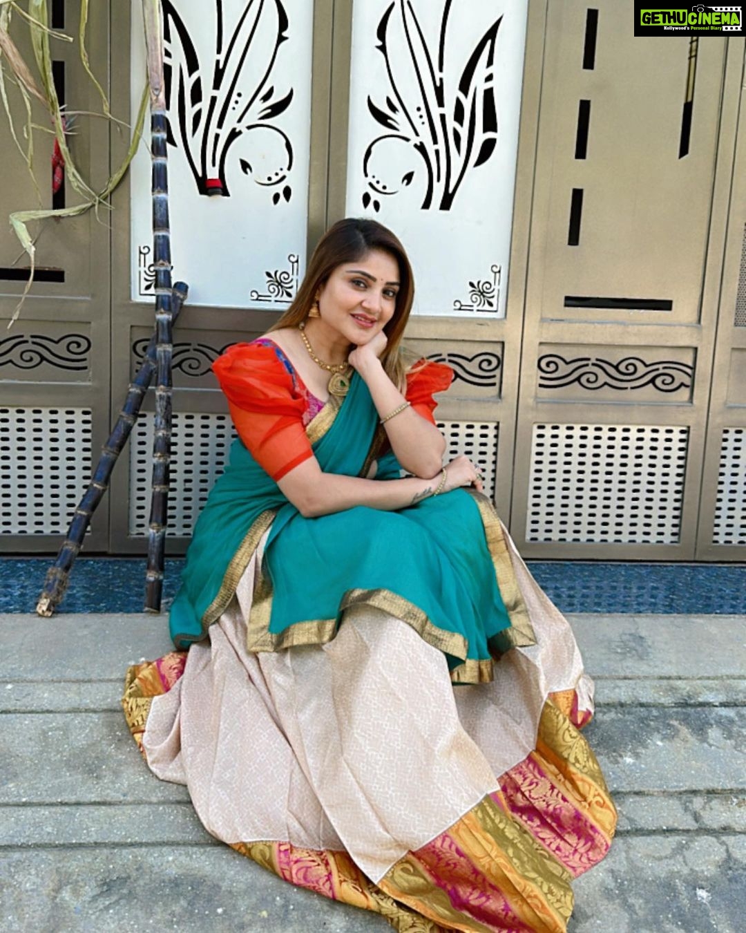 Karunya Ram Instagram - ಸರ್ವರಿಗೂ ಸುಗ್ಗಿ ಹಬ್ಬ ಸಂಕ್ರಾಂತಿ ಹಬ್ಬದ ಹಾರ್ದಿಕ ಶುಭಾಶಯಗಳು 🌾🌺🌴 : : #karunyaram #milkybeautykarunyaram #sankrathi #suggie #pongal Raja Rajeshwari Nagar, Bangalore South