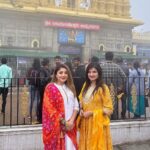 Karunya Ram Instagram – 🧡🤍♥️
:
:
:
#karunyaram #samridhiram #sisters Chamundi Temple