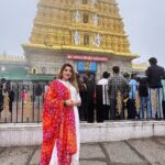 Karunya Ram Instagram – 🧡🤍♥️
:
:
:
#karunyaram #samridhiram #sisters Chamundi Temple