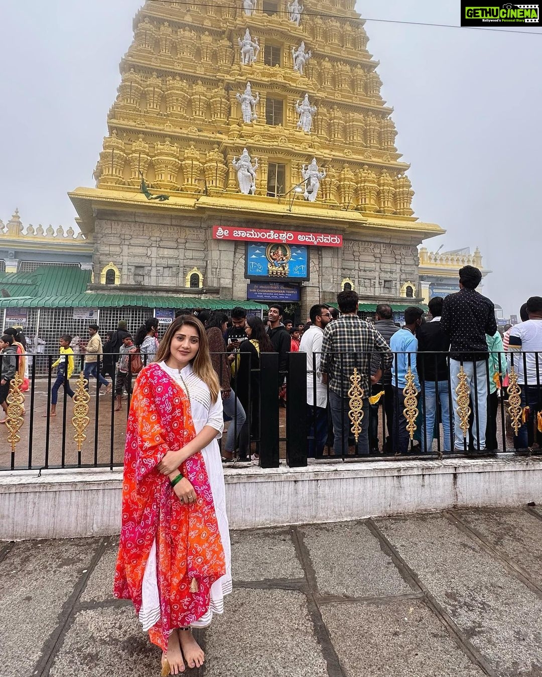 Karunya Ram Instagram - 🧡🤍♥️ : : : #karunyaram #samridhiram #sisters Chamundi Temple