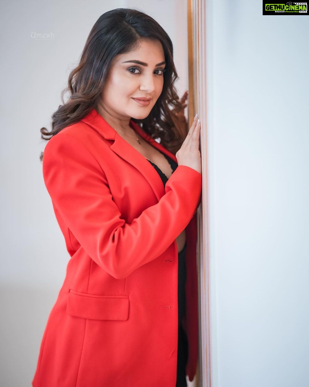 Karunya Ram Instagram - Am watching ❤️❤️❤️ : : Make up : @makeoverbysamridhi_ram PC : @umesh__photography___ Styling : @ikarunya Location : SR Studio RR nagar : : #karunyaram #milkybeautykarunyaram Raja Rajeshwari Nagar, Bangalore South