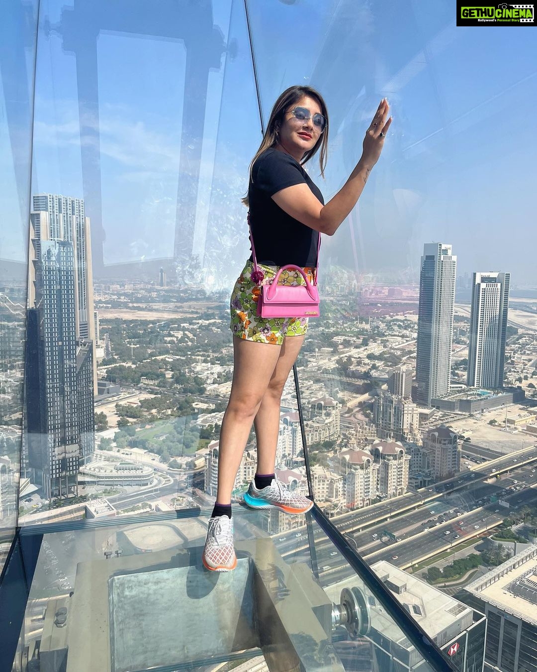 Karunya Ram Instagram - 🖤🤎♥️ : : : #karunyaram #dubai #travel #vecation #memeories #home Sky Views Observatory