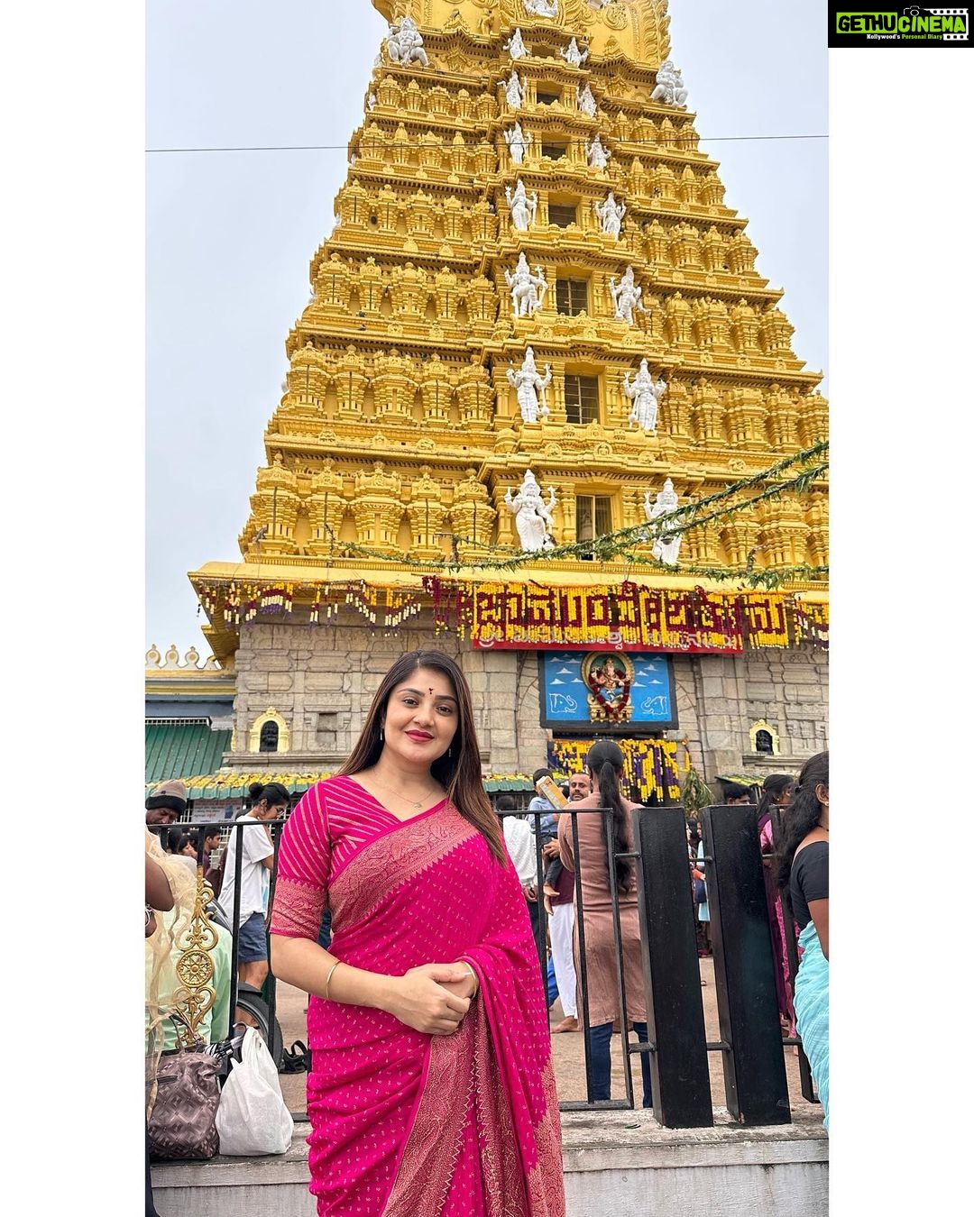 Karunya Ram Instagram - 🩷💛🩷 : : #karunyaram #milkybeautykarunyaram #actress #heroine #beautiful Chamundi Temple