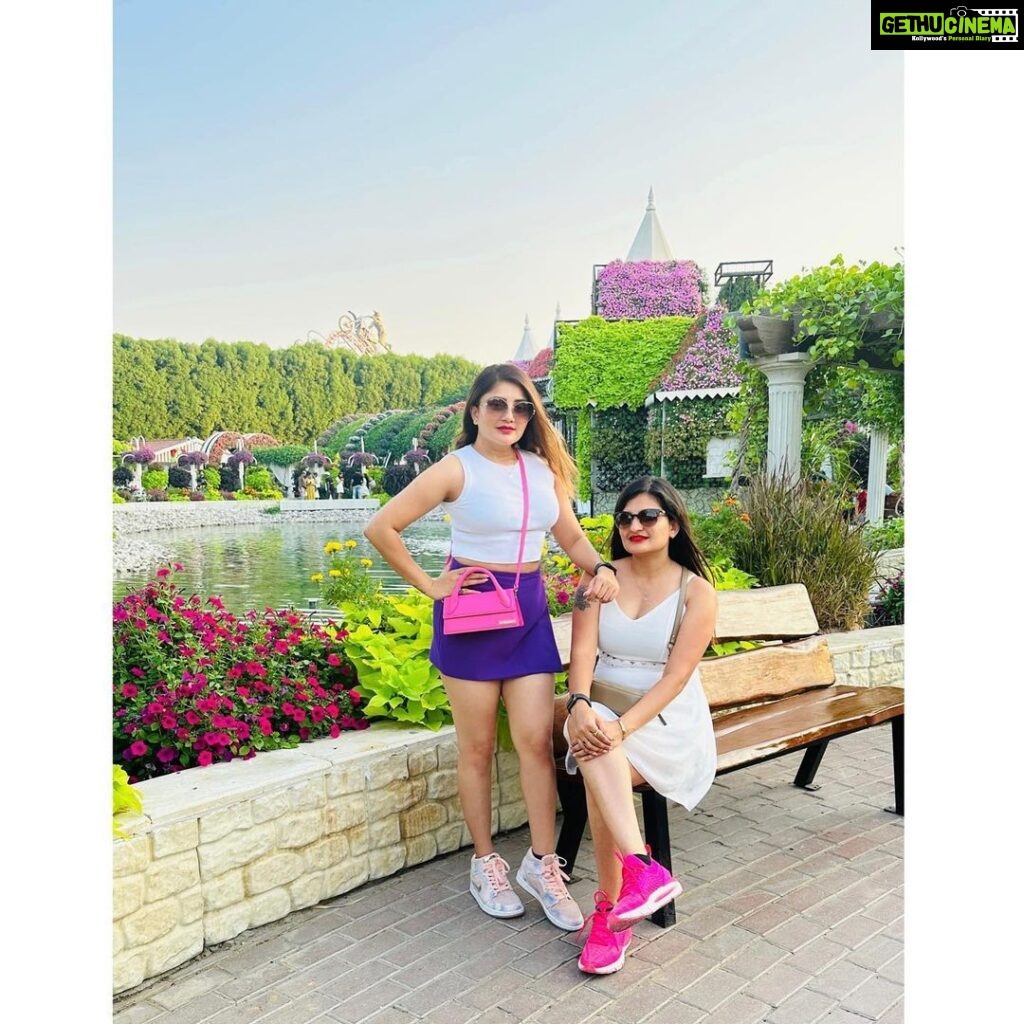 Karunya Ram Instagram - Sisters are different flowers from the same garden 🤍💜💖 : : : #karunyaram #samridhiram #milkybeautykarunyaram #sisters #bonding #vaction #dubai #miracalgardendubai Miracle Garden Dubai