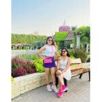 Karunya Ram Instagram - Sisters are different flowers from the same garden 🤍💜💖 : : : #karunyaram #samridhiram #milkybeautykarunyaram #sisters #bonding #vaction #dubai #miracalgardendubai Miracle Garden Dubai