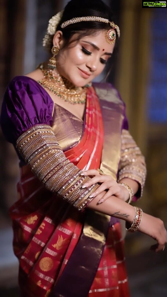 Karunya Ram Instagram - Happy Deepawali to everyone ✨🪔🌟💫 : : Wearing : @amorabybindureddy Jewllry : @aabushanjewellery1941 Director of Photography : @team_amstudio Makeup : @nikithaanandmakeup Hair : @hairstyle_by_priya_bangalore : : #karunyaram #milkybeautykarunyaram #actress #deepawali #sari #traditional #vibes #cute #beautiful #trending #viral #singarasiriye #kantara #myversion