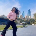 Karunya Ram Instagram - Feel the beat with this beautiful view♥️🎸 : : @joshapp.kannada @officialjoshapp : : #karunyaram #milkybeautykarunyaram #actress #instareels #trendingreels #meta #dance #love #vacation #azarbaijan #baku #flamethrower #karllagerfeld #underarmour #mango #travel #enjoy #trending #viral #cute Baku, Azerbaijan