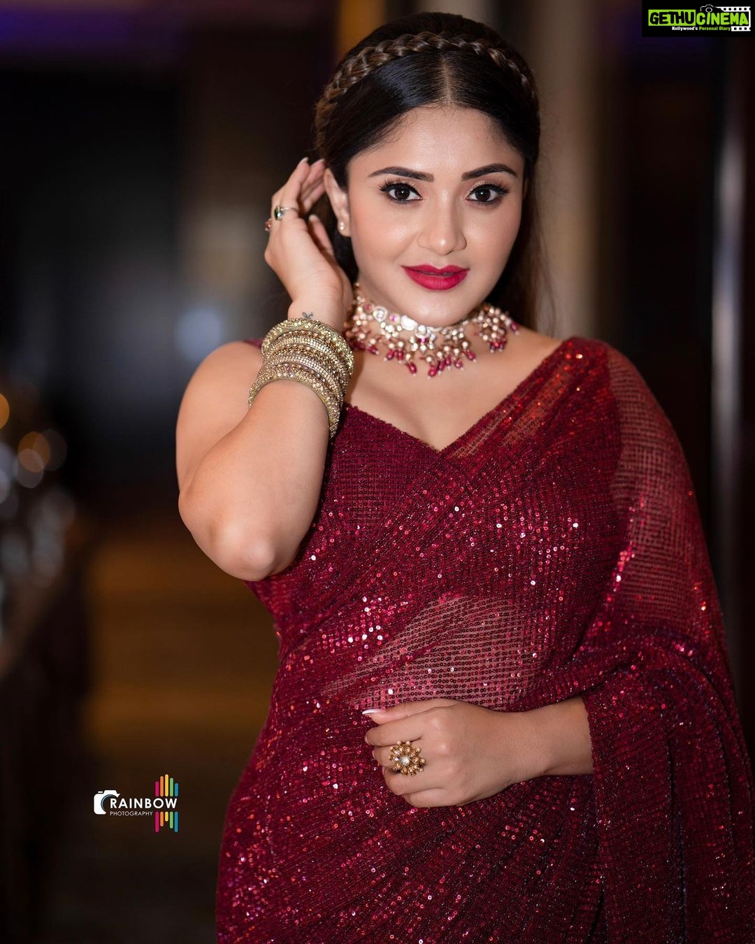 Karunya Ram Instagram - Simplicity is the keyknote of all true elegance ♥️♥️♥️ : : Wearing : @label_divya_samal Makeup : @makeoverbysamridhi_ram Hair : @hairstyle_by_priya_bangalore PC : @rainbow_photography_official : : #karunyaram #milkybeautykarunyaram #saree #elegence Shangri-La Bengaluru