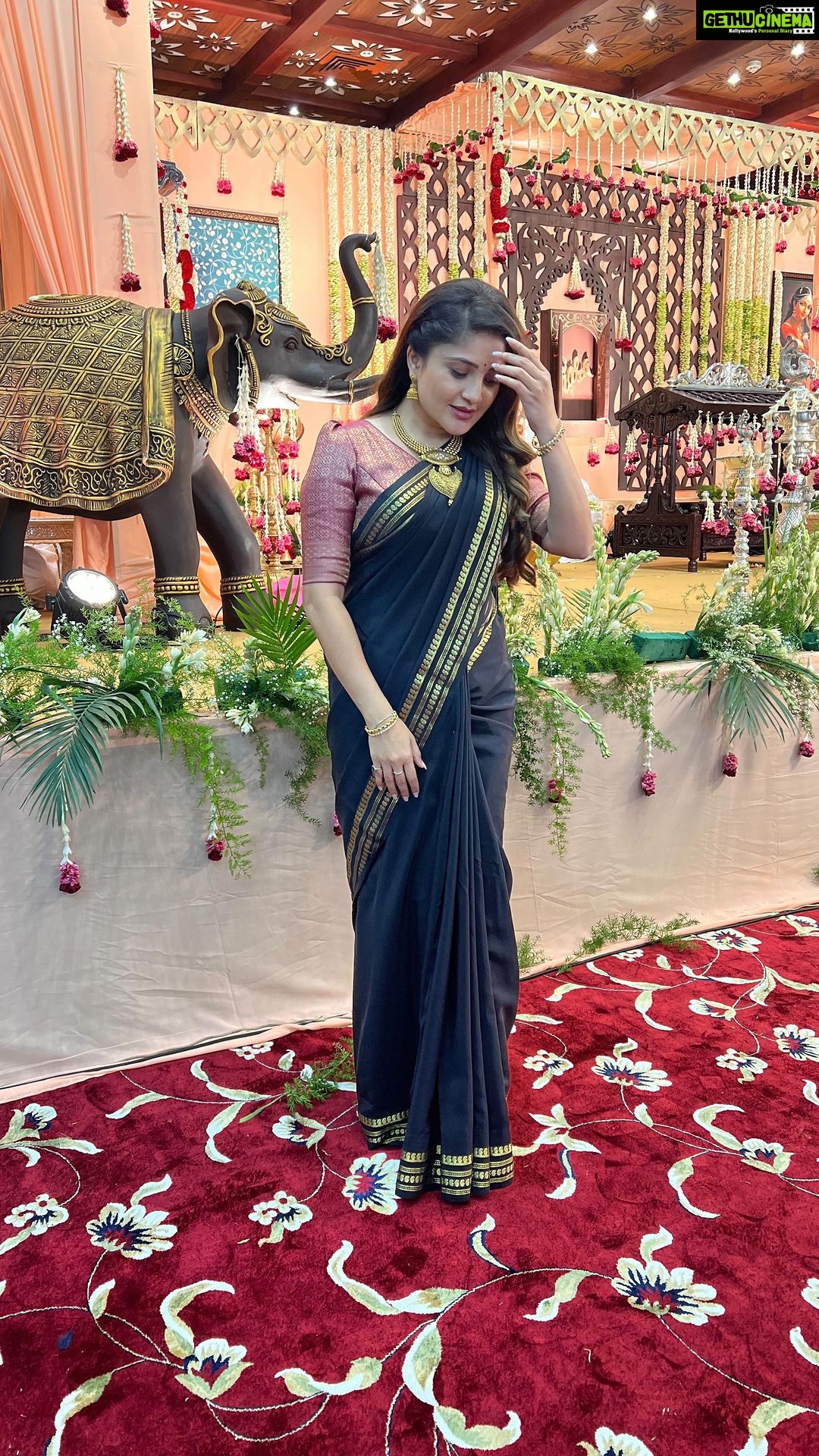 Karunya Ram Instagram - Nothing makes a women look more beautiful like saree does ๐ซถ๐ผ๐ค๐ค : : @joshapp.kannada @officialjoshapp : : #karunyaram #milkybeautykarunyaram #saree #traditional #cute #beautiful #mysoresilk #mysoresilksaree