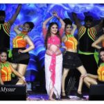 Karunya Ram Instagram - Mysuru Yuvadasara 2022 at Mysore had a wonderfull show from @livespotlight 🤗love u Mysore 🤗💐 : : Costume : @laxmikrishnaofficial Makeup : @makeoverbysamridhi_ram Hair : @makeover_by_chitra_ Pic : @arunmysur_official : : #karunyaram #milkybeautykarunyaram #beautifull #actress #dance #performence