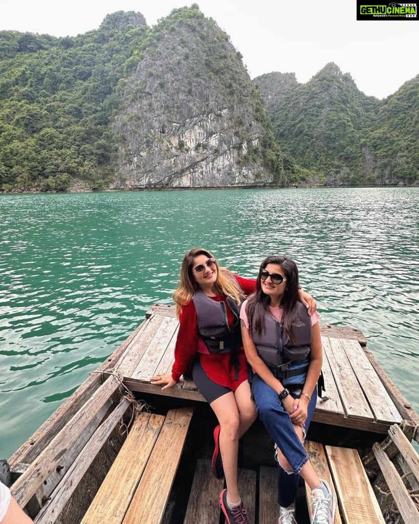 Karunya Ram Instagram - Ha long bay Wht a beauty 🇻🇳 u have my ♥️ : : #karunyaram #samridhiram #sisters #vietnam #halongbay #vacation #memories #travel Hạ Long Bay
