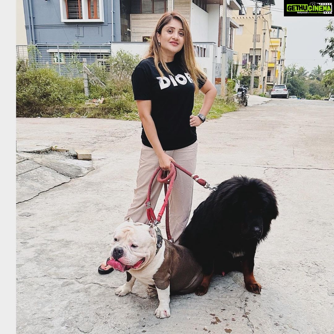 Karunya Ram Instagram - Wit my Simba and Bagheera 🤍🖤 : : #karunyaram #milkybeautykarunyaram #simba #bagheera Raja Rajeshwari Nagar, Bangalore South