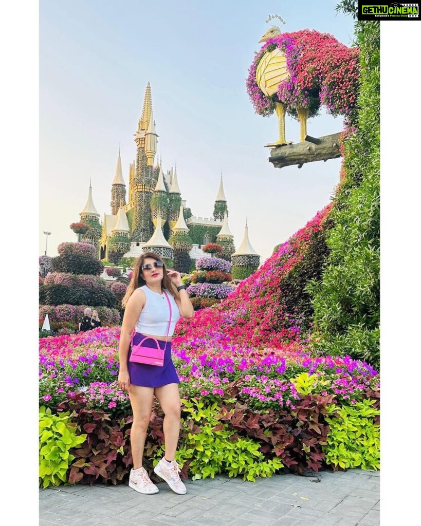 Karunya Ram Instagram - 💜🤍💗 : : : #karunyaram #milkybeautykarunyaram #travel #vaction #dubai🇦🇪 Miracle Garden Dubai