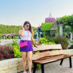 Karunya Ram Instagram - 💜🤍💗 : : : #karunyaram #milkybeautykarunyaram #travel #vaction #dubai🇦🇪 Miracle Garden Dubai
