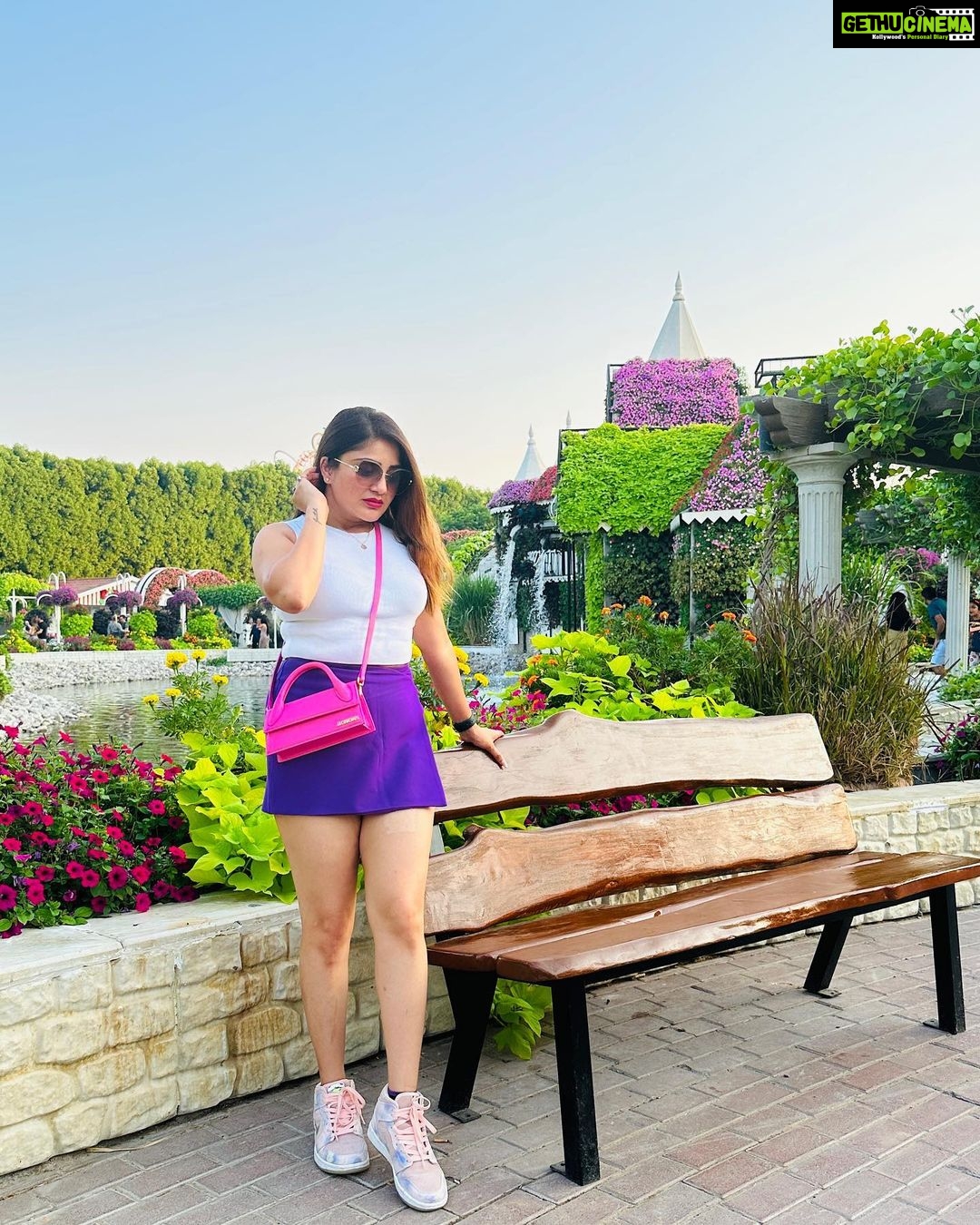 Karunya Ram Instagram - 💜🤍💗 : : : #karunyaram #milkybeautykarunyaram #travel #vaction #dubai🇦🇪 Miracle Garden Dubai
