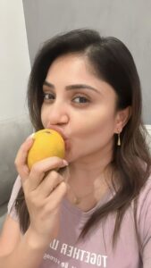 Karunya Ram Instagram - 🥭🥭🥭🥭🥭& song 😍🥰❤️ : : : #karunyaram #milkybeautykarunyaram #mango #mangolover #mangogirls #mangofolk #trending #viral #terevaaste #vikkykaushal #saraalikhan #music Bangalore, India