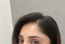 Karunya Ram Instagram - 🥭🥭🥭🥭🥭& song 😍🥰❤️ : : : #karunyaram #milkybeautykarunyaram #mango #mangolover #mangogirls #mangofolk #trending #viral #terevaaste #vikkykaushal #saraalikhan #music Bangalore, India