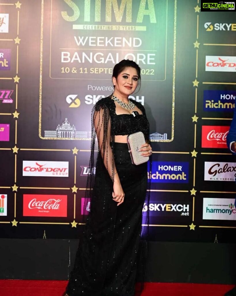 Karunya Ram Instagram - @ikarunya adorned entirely in black, walks the red carpet at #SIIMA2022 🖤✨ Sponsors: @wolf777newsofficial @confidentgroupofficial @sky_exch_ @honer_homes @lotmobilesofficial @southindiashopping @bharathicementofficial @hindwarehomes @marsgalaxyindia @parleproducts @easemytrip @canarabankinsta @cocacola_india #NVYTV #HarmonyCity #SIIMA2022 #10YearsofSIIMA
