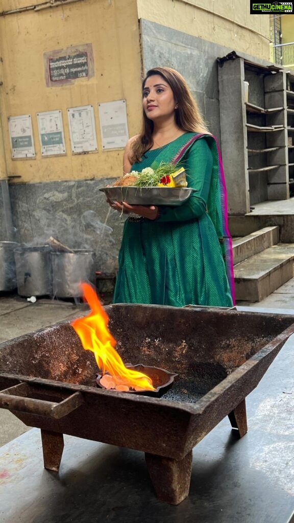 Karunya Ram Instagram - ಗಣೇಶ ಚತುರ್ಥಿ ಹಬ್ಬದ ಶುಭಾಶಯಗಳು 🤗🎊💐 : : @joshapp.kannada @laxmikrishnaofficial : : #karunyaram #milkybeautykarunyaram #ganeshchaturthi #festival #temple #heroine #actress