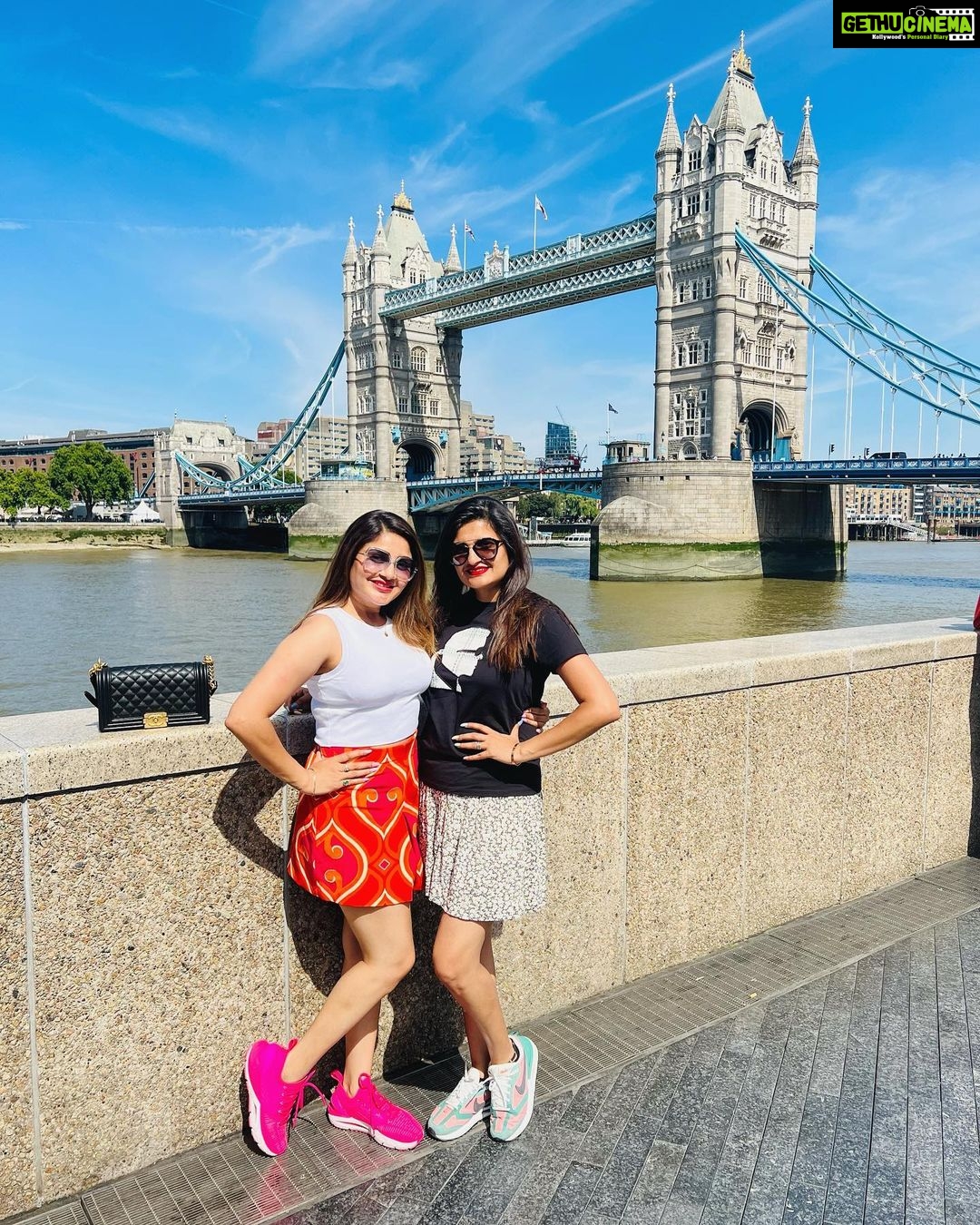 Karunya Ram Instagram - 🖤🤍❤️💖🧿 : : : #karunyaram #milkybeautykarunyaram #samridhiram #sister #sisterlove #london #towerbridge #vacation #travel #cute #hot #beauty Tower Bridge