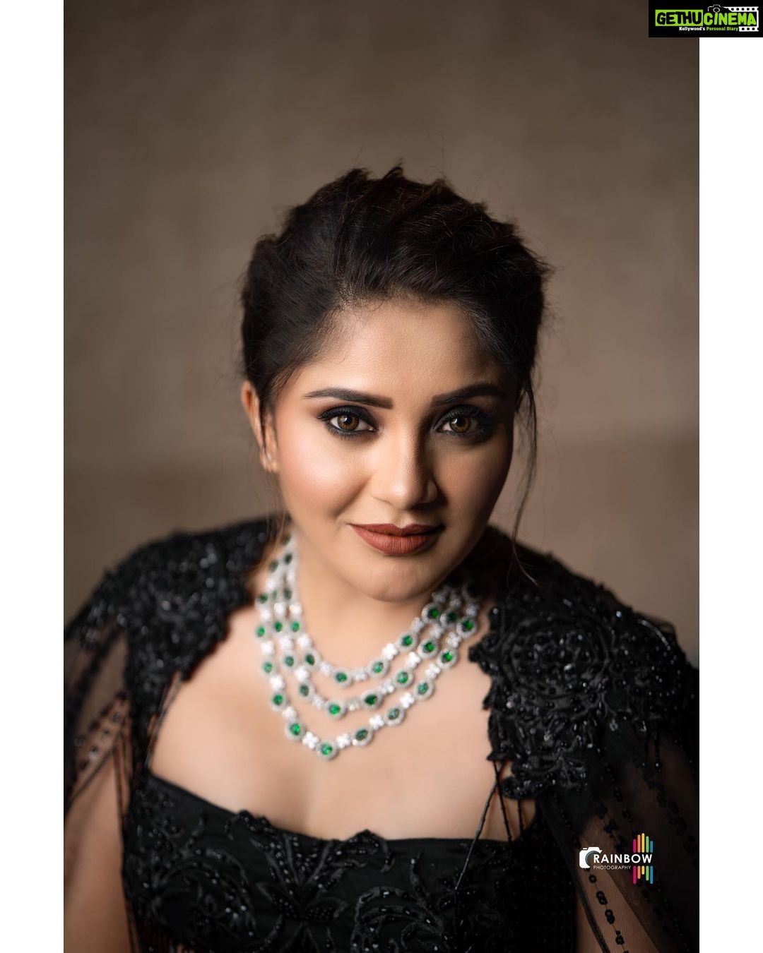 Karunya Ram Instagram - In love wit this look 🤍🖤🧿 Thnk u so much for creating this beautifull outfit @label_divya_samal 🤗🧿 : : @label_divya_samal @makeup_sachin @makeup_sachin @rainbow_photography_official : : #karunyaram #milkybeautykarunyaram #siimaawards2022 #actress #bangalore Home