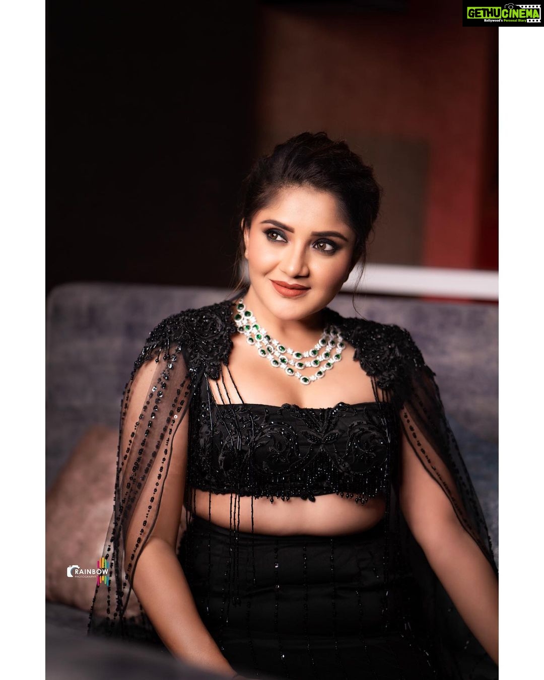Karunya Ram Instagram - In love wit this look 🤍🖤🧿 Thnk u so much for creating this beautifull outfit @label_divya_samal 🤗🧿 : : @label_divya_samal @makeup_sachin @makeup_sachin @rainbow_photography_official : : #karunyaram #milkybeautykarunyaram #siimaawards2022 #actress #bangalore Home