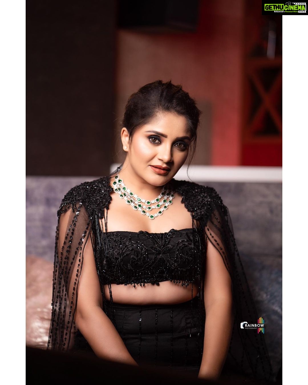Karunya Ram Instagram - In love wit this look 🤍🖤🧿 Thnk u so much for creating this beautifull outfit @label_divya_samal 🤗🧿 : : @label_divya_samal @makeup_sachin @makeup_sachin @rainbow_photography_official : : #karunyaram #milkybeautykarunyaram #siimaawards2022 #actress #bangalore Home