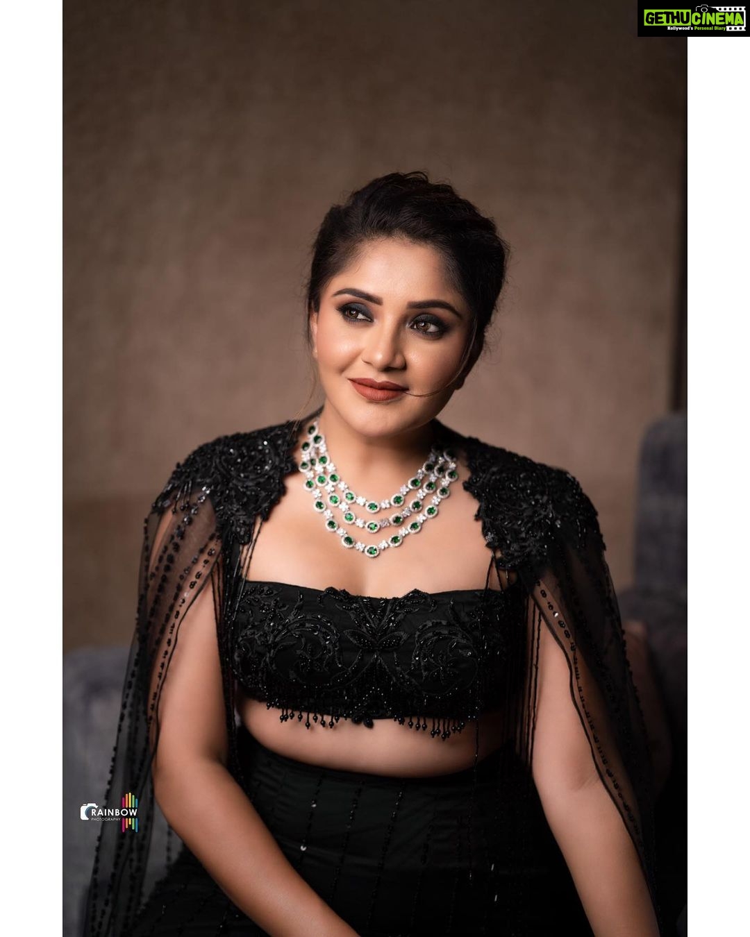 Karunya Ram Instagram - In love wit this look 🤍🖤🧿 Thnk u so much for creating this beautifull outfit @label_divya_samal 🤗🧿 : : @label_divya_samal @makeup_sachin @makeup_sachin @rainbow_photography_official : : #karunyaram #milkybeautykarunyaram #siimaawards2022 #actress #bangalore Home