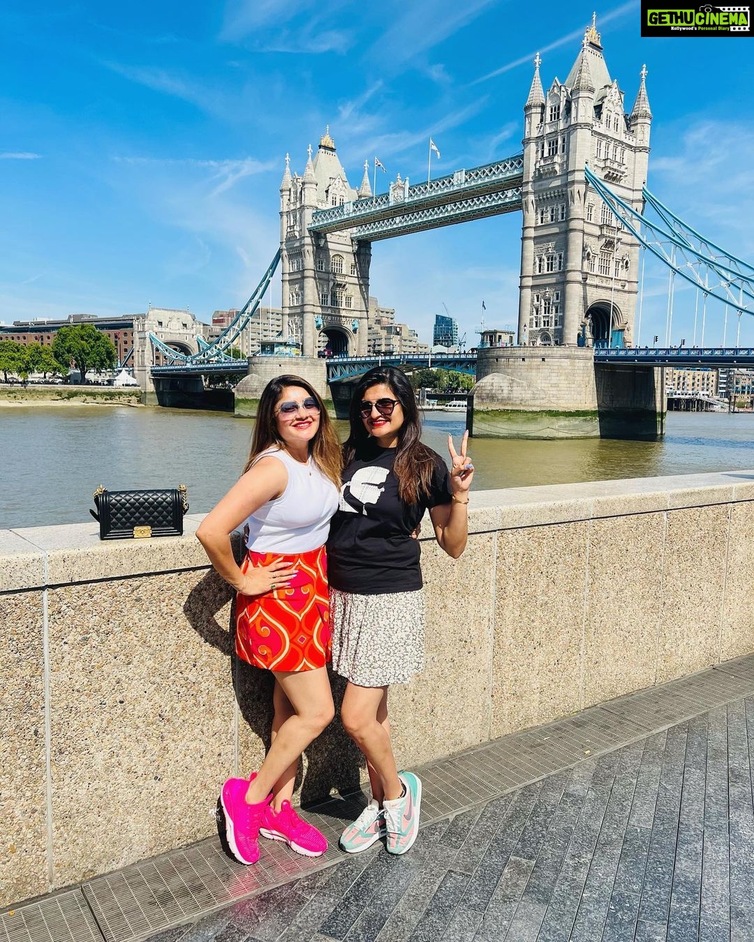 Karunya Ram Instagram - 🖤🤍❤️💖🧿 : : : #karunyaram #milkybeautykarunyaram #samridhiram #sister #sisterlove #london #towerbridge #vacation #travel #cute #hot #beauty Tower Bridge
