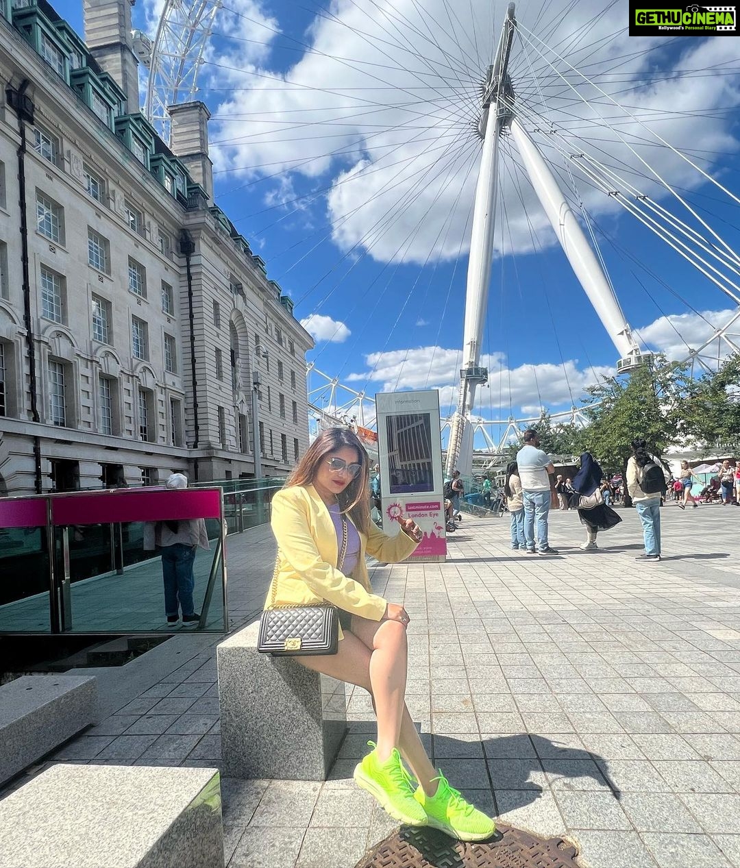 Karunya Ram Instagram - 💜💛🖤💚 London Eye