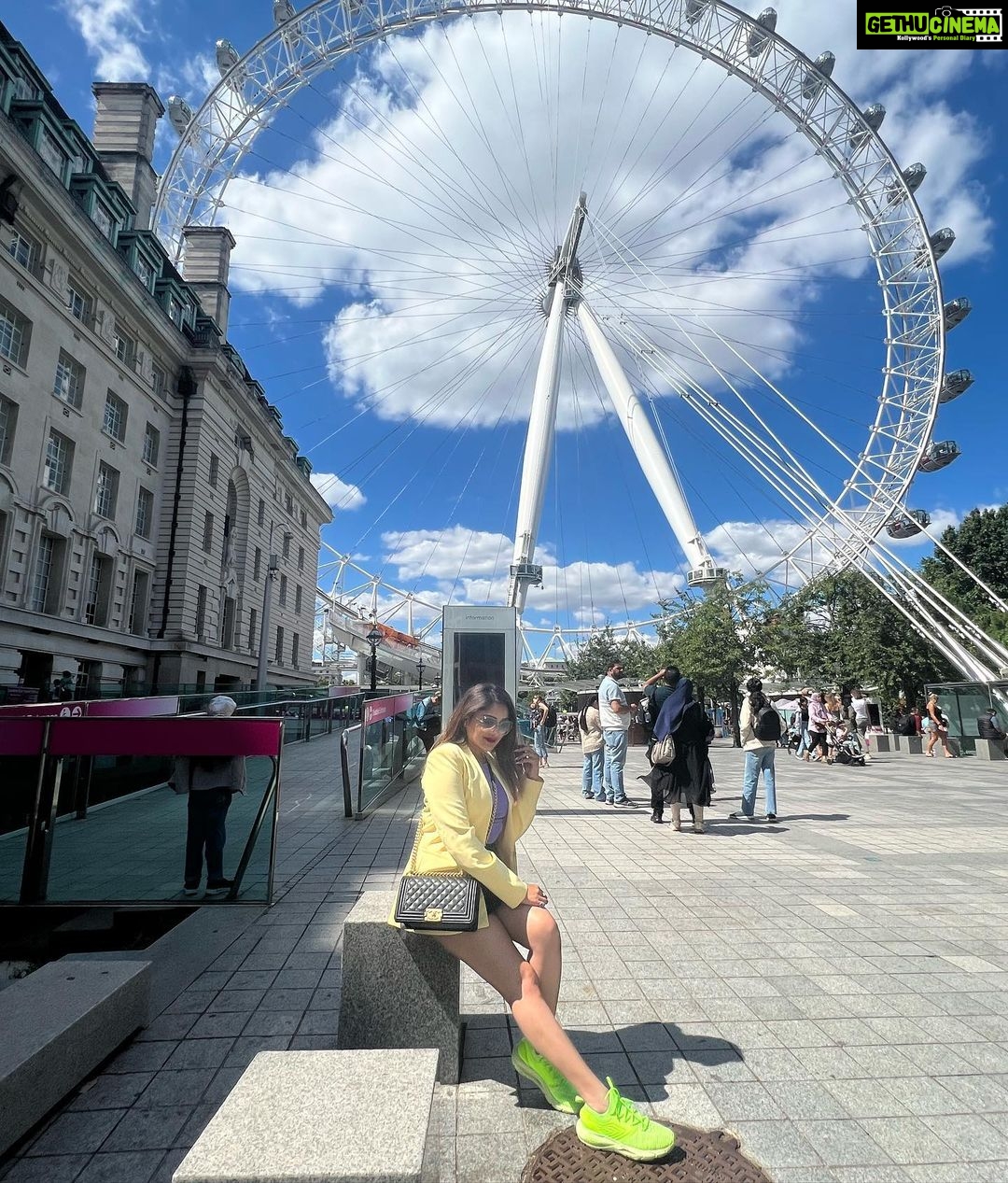 Karunya Ram Instagram - 💜💛🖤💚 London Eye
