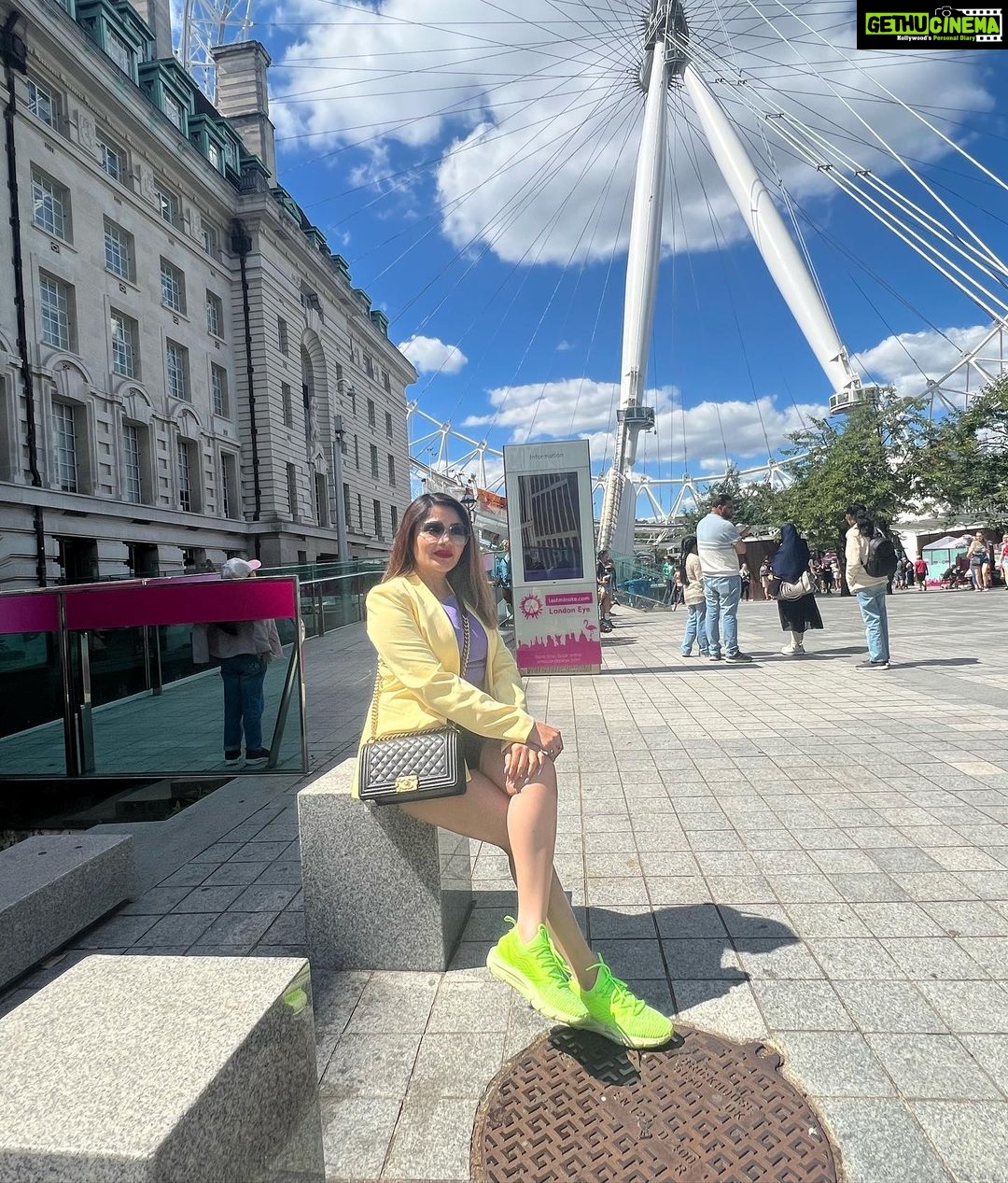 Karunya Ram Instagram - 💜💛🖤💚 London Eye