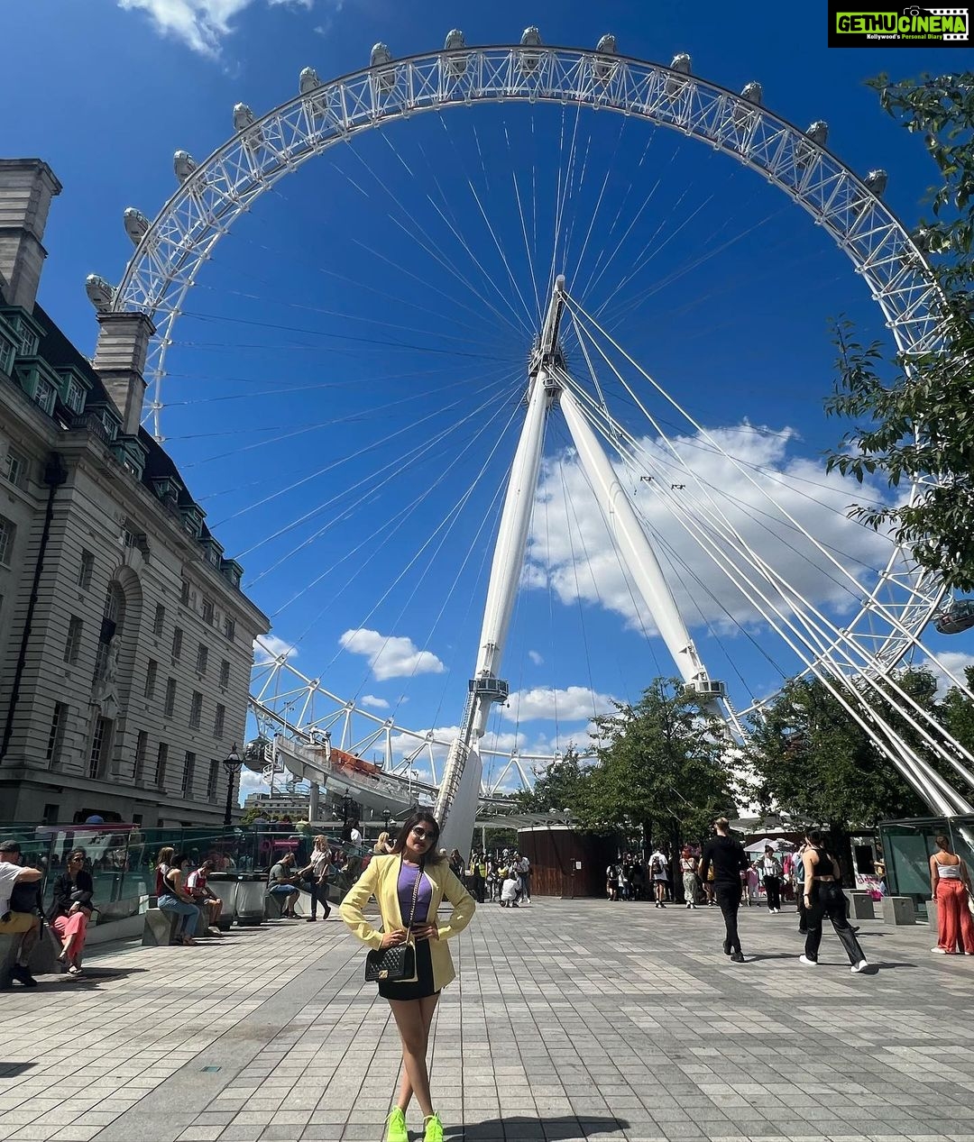 Karunya Ram Instagram - 💜💛🖤💚 London Eye