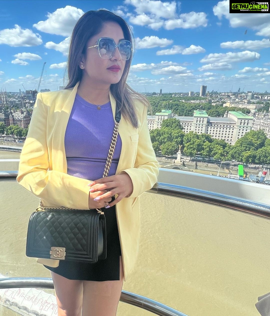 Karunya Ram Instagram - 💜💛🖤💚 London Eye