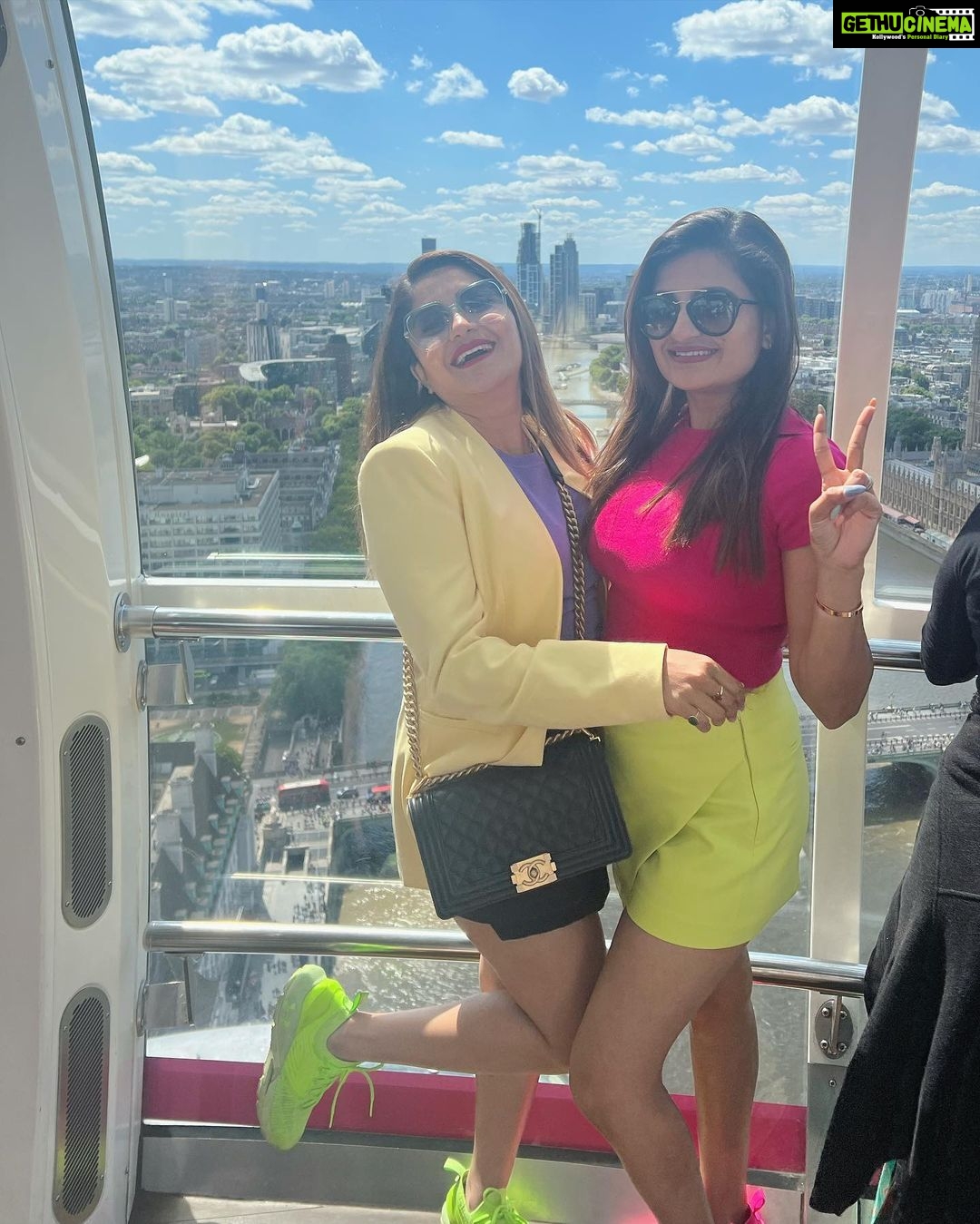 Karunya Ram Instagram - ❤️🩹🧿 : : #karunyaram #samridhiram #sisters #sisterlove #bonding #cute #beauty #gorgeous #pretty #love #instagood #instagram #instalike London Eye