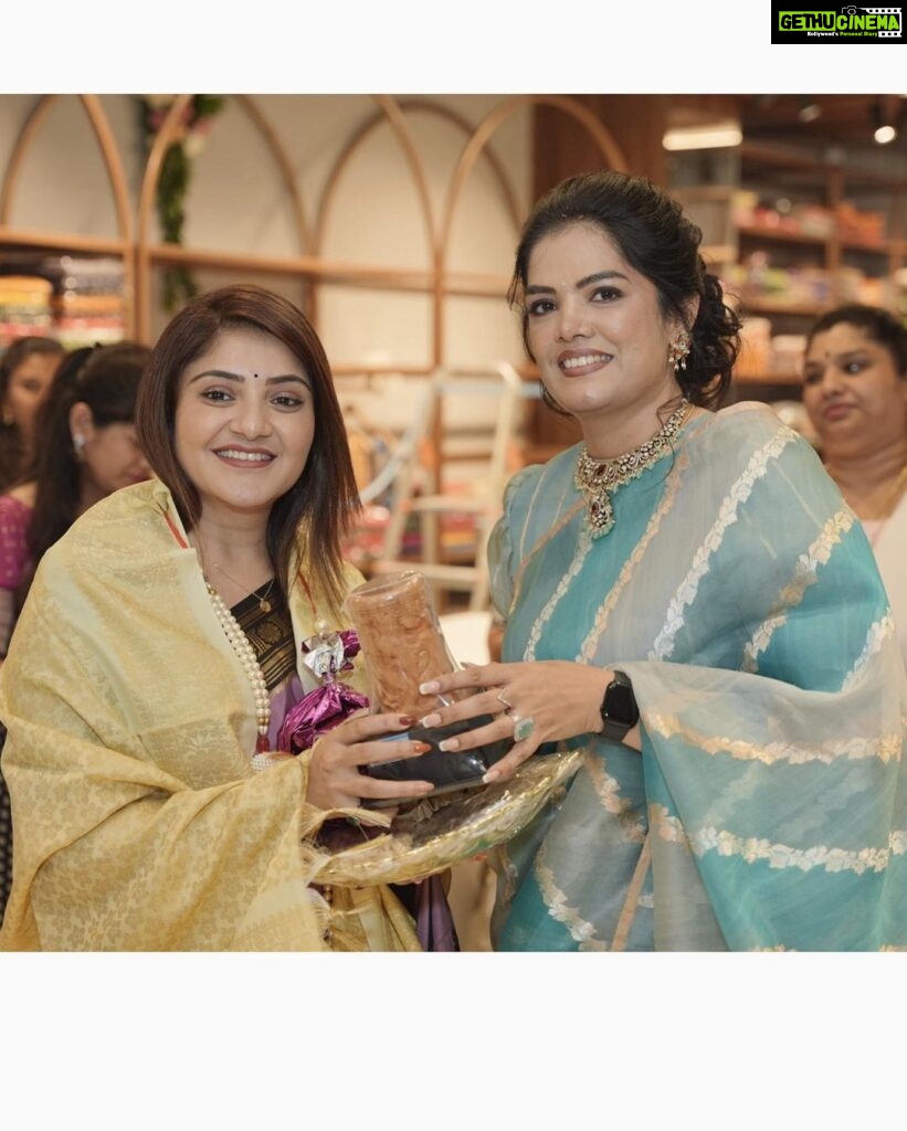 Karunya Ram Instagram - Congratulations & Happy to inaugurate the second branch of @houseof.raadhya_sarees In RR Nagar ,Being a married women and becoming a entrepreneur takes a hell lot of effort & may your story serve as an inspiration to all other women out there dear Ranjitha 💐💐🤗❤️ : : Saree : @houseof.raadhya_sarees @umesh__photography___ : : #karunyaram #milkybeautykarunyaram #raadyasaree #sareelove Raja Rajeshwari Nagar, Bangalore South
