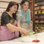 Karunya Ram Instagram - Congratulations & Happy to inaugurate the second branch of @houseof.raadhya_sarees In RR Nagar ,Being a married women and becoming a entrepreneur takes a hell lot of effort & may your story serve as an inspiration to all other women out there dear Ranjitha 💐💐🤗❤️ : : Saree : @houseof.raadhya_sarees @umesh__photography___ : : #karunyaram #milkybeautykarunyaram #raadyasaree #sareelove Raja Rajeshwari Nagar, Bangalore South