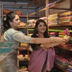 Karunya Ram Instagram - Congratulations & Happy to inaugurate the second branch of @houseof.raadhya_sarees In RR Nagar ,Being a married women and becoming a entrepreneur takes a hell lot of effort & may your story serve as an inspiration to all other women out there dear Ranjitha 💐💐🤗❤️ : : Saree : @houseof.raadhya_sarees @umesh__photography___ : : #karunyaram #milkybeautykarunyaram #raadyasaree #sareelove Raja Rajeshwari Nagar, Bangalore South