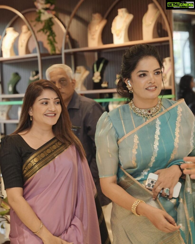 Karunya Ram Instagram - Congratulations & Happy to inaugurate the second branch of @houseof.raadhya_sarees In RR Nagar ,Being a married women and becoming a entrepreneur takes a hell lot of effort & may your story serve as an inspiration to all other women out there dear Ranjitha 💐💐🤗❤️ : : Saree : @houseof.raadhya_sarees @umesh__photography___ : : #karunyaram #milkybeautykarunyaram #raadyasaree #sareelove Raja Rajeshwari Nagar, Bangalore South