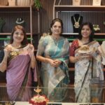 Karunya Ram Instagram - Congratulations & Happy to inaugurate the second branch of @houseof.raadhya_sarees In RR Nagar ,Being a married women and becoming a entrepreneur takes a hell lot of effort & may your story serve as an inspiration to all other women out there dear Ranjitha 💐💐🤗❤️ : : Saree : @houseof.raadhya_sarees @umesh__photography___ : : #karunyaram #milkybeautykarunyaram #raadyasaree #sareelove Raja Rajeshwari Nagar, Bangalore South