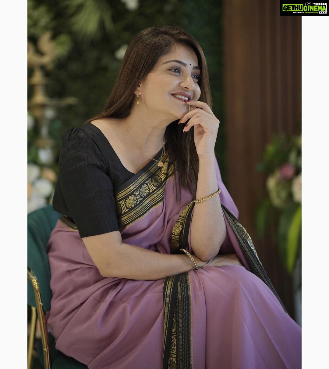 Karunya Ram Instagram - Sarvarigu Varamahalakshmi Habbada Shubashayagalu πππ»π : : Wearing : @houseof.raadhya_sarees PC : @umesh__photography___ : : #karunyaram #milkybeautykarunyaram #mysoresilk #sareelove #saree Raja Rajeshwari Nagar, Bangalore South