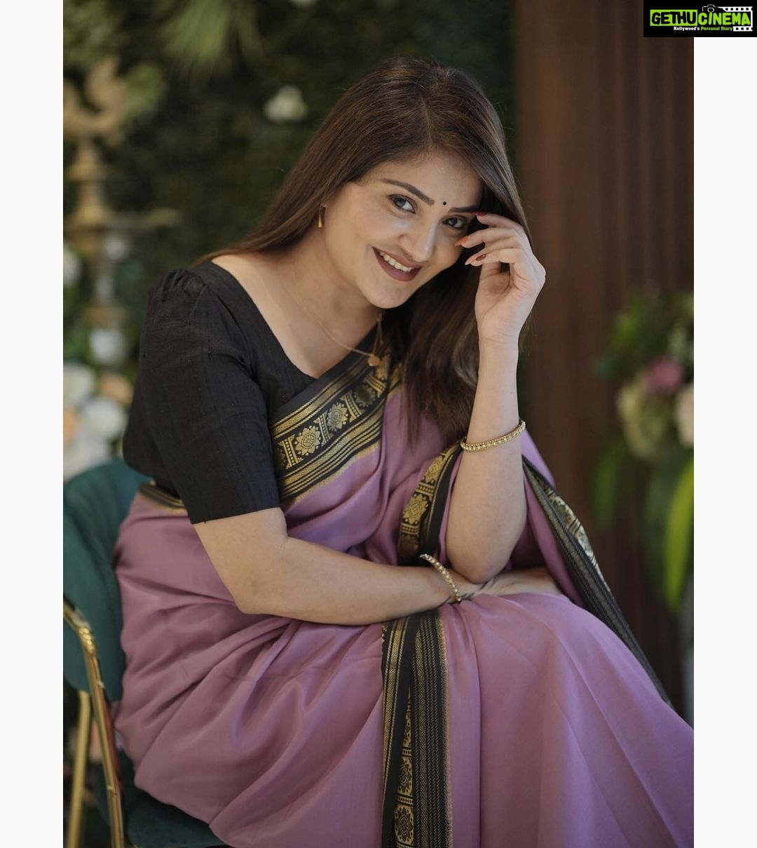 Karunya Ram Instagram - Sarvarigu Varamahalakshmi Habbada Shubashayagalu πππ»π : : Wearing : @houseof.raadhya_sarees PC : @umesh__photography___ : : #karunyaram #milkybeautykarunyaram #mysoresilk #sareelove #saree Raja Rajeshwari Nagar, Bangalore South