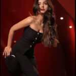 Kashmira Pardesi Instagram - Just a girl trying to set a tone 👾 Shot by : @karanhenry MUA : @sandybeauti Hair stylist: @makeoversbyjacqueline Managed by : @wizardingmedia_