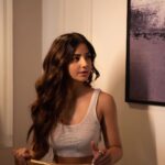 Kashmira Pardesi Instagram - Dropping in to say a quick hi to my Insta fam🤍🙋🏻‍♀️ Shot by : @kalyaam_2.0 Styling : @jasjeet01_ Styling assistant : @dhritisoonderji HMU : @mohinidharne Hairstyle by : @priyankas_artistry Managed by : @wizardingmedia_