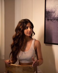 Kashmira Pardesi Instagram - Dropping in to say a quick hi to my Insta fam🤍🙋🏻‍♀️

Shot by : @kalyaam_2.0 
Styling : @jasjeet01_
Styling assistant : @dhritisoonderji
HMU : @mohinidharne
Hairstyle by : @priyankas_artistry
Managed by : @wizardingmedia_