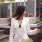 Kashmira Pardesi Instagram - The breeze that won’t behave🌪️ Shot by : @karanhenry MUA : @sandybeauti Hair stylist: @makeoversbyjacqueline Managed by : @wizardingmedia_
