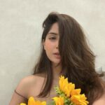 Kashmira Pardesi Instagram - Okay apparently flowers do help you get well soon! 🌻🌻🌻 Have a great week ahead ya’ll 🌞