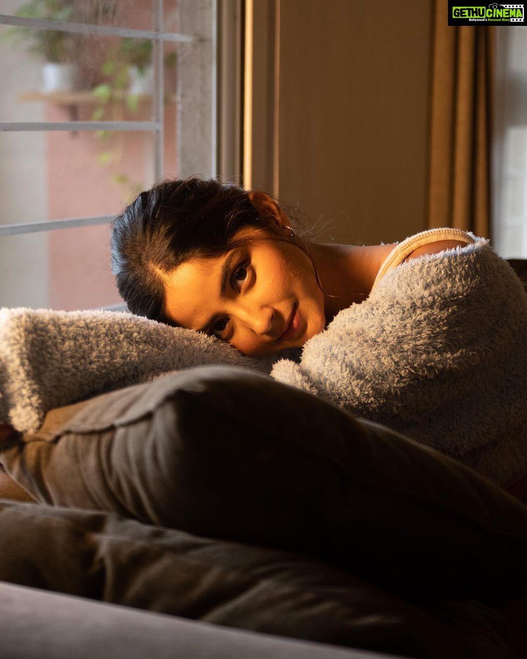 Kashmira Pardesi Instagram - Warm lights on a cold day ☁️