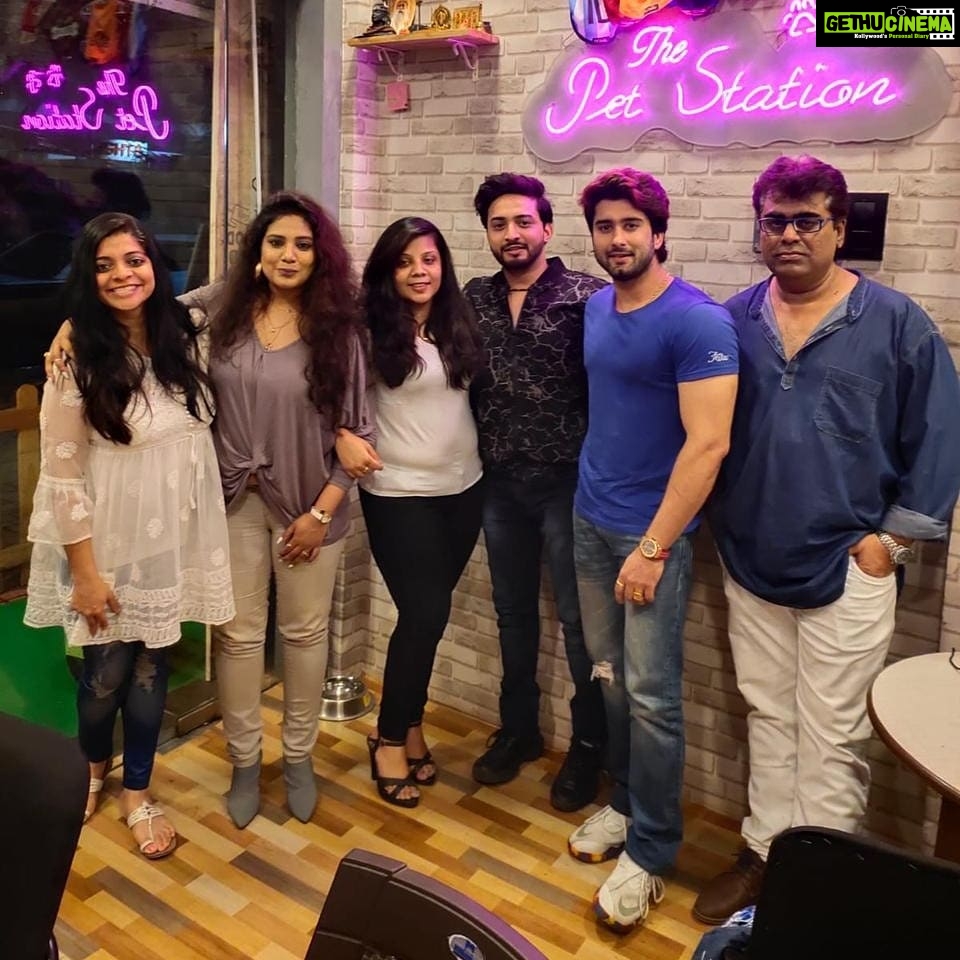 Kavita Radheshyam Instagram - देखो ऐसे होती है Creative Party.. @niveditabasu @vakilsharmachitra @rohinivakilkapoor @directorfaisalsaif @kavya1403 @shaanmishra1 @nishantpandeyworld At: @thepetstation2021 @snehanamanandi