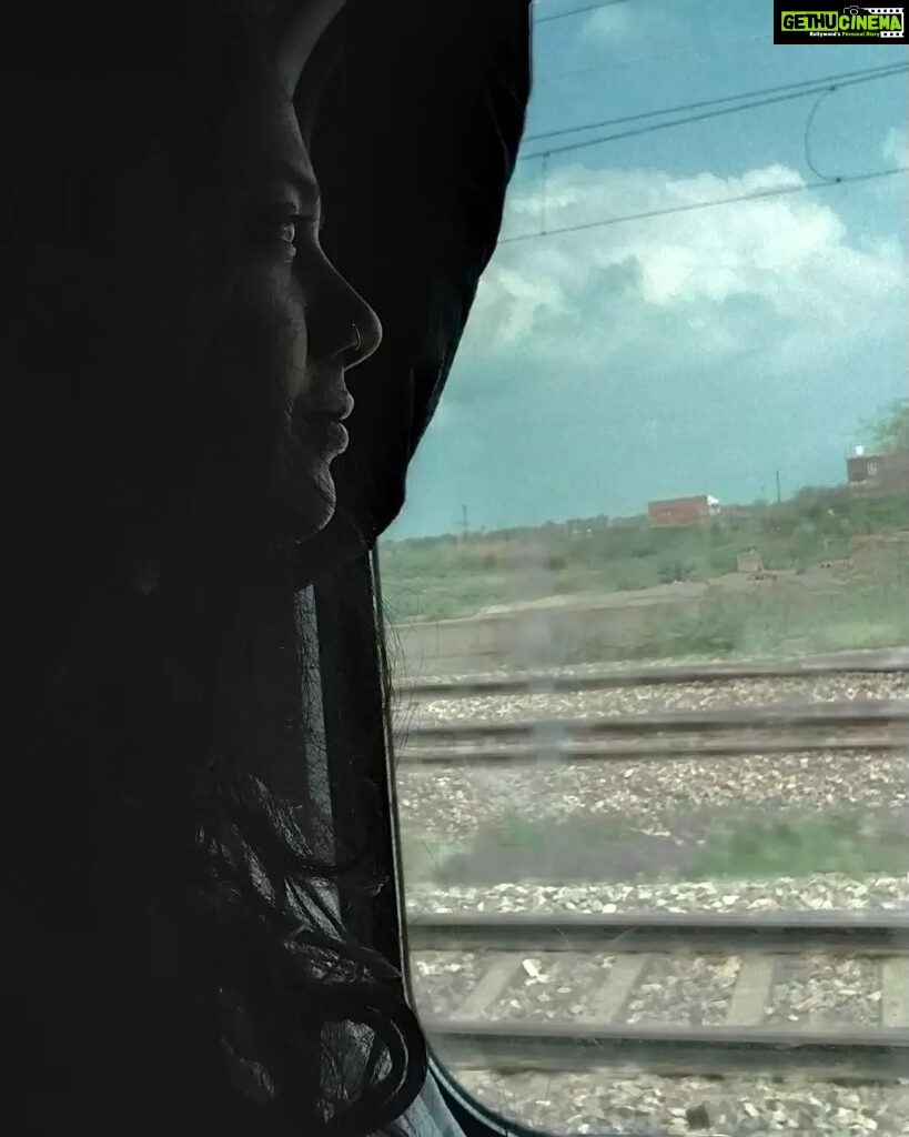 Kavita Radheshyam Instagram - Train journey after 6 years.. U&I ❤️ #silhouette Kahi to Hu
